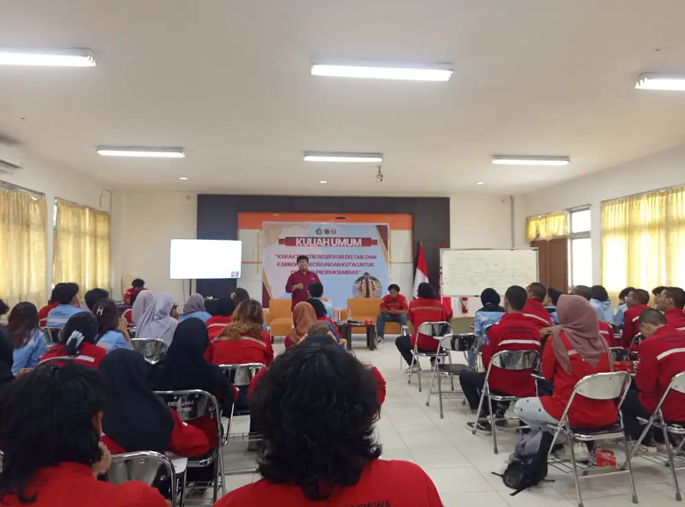 Dokumentasi Kuliah Umum “Karakteristik Reservoir Deltaik dan Karbonat di Cekungan Kutai untuk Optimasi Produksi Migas” - Foto 1