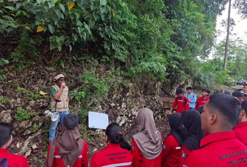 Dokumentasi Geology Goes To Field Goa Batu Gelap - Foto 3