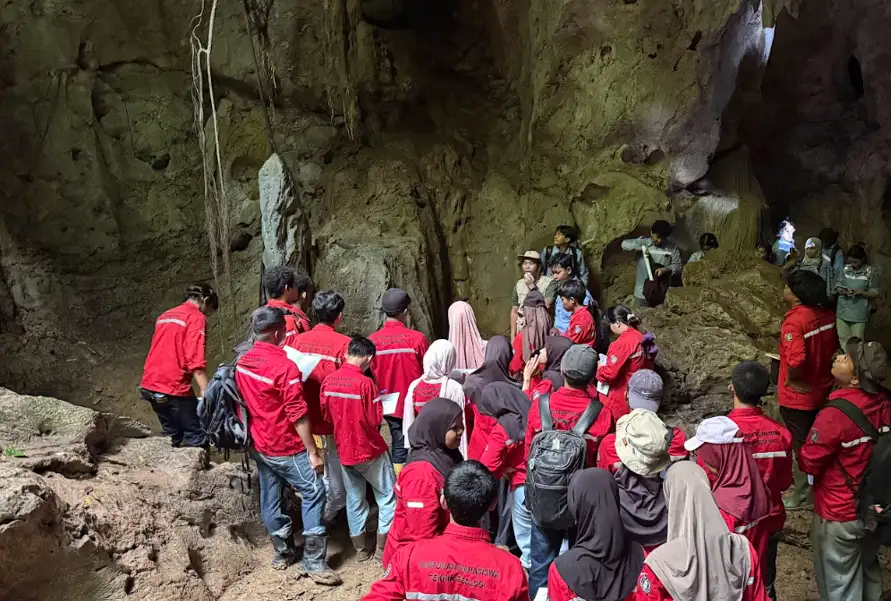 Dokumentasi Geology Goes To Field Goa Batu Gelap - Foto 1
