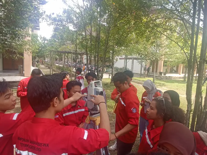 Dokumentasi Workshop Theodolite dan GPS Geodetik 2025 - Foto 2