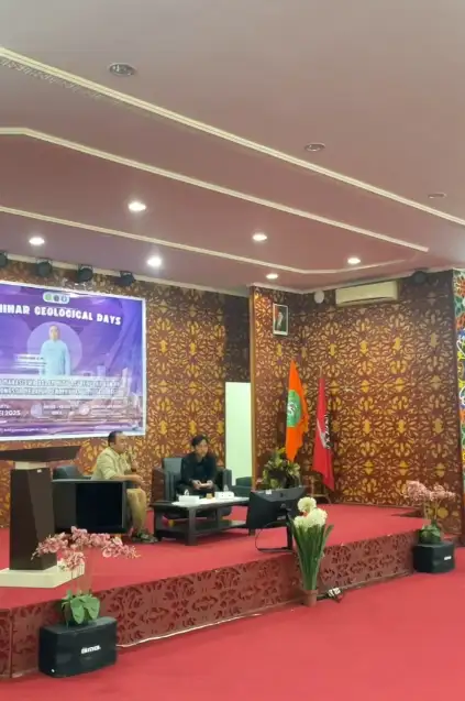 Dokumentasi Seminar dengan tema “Peran Mahasiswa dalam Mitigasi Bencana Banjir dan Longsor melalui Pendekatan Ilmu Geologi” - Foto 1