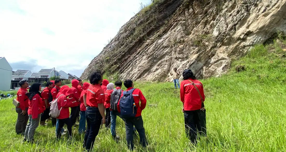 Dokumentasi Geology Goes To Field “Sedimentology and Depositional Environment” - Foto 4